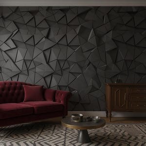 Op de afbeelding: Een dieprode gecapitonneerde fluwelen bank met bijpassend kussen, een ronde metalen salontafel en een donkerhouten dressoir met lamp, geplaatst tegen een muur met een driedimensionaal zwart wandpaneelontwerp van geometrische driehoeken.
