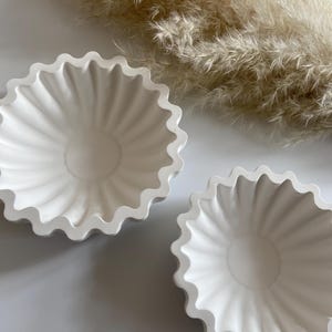 Schlichte Schmuckschale Wellen Design | Deko Schale Weiß | Schmuck Ablage Minimalistisch | Schmuckhalter Geschenk | Kleine Ablageschale