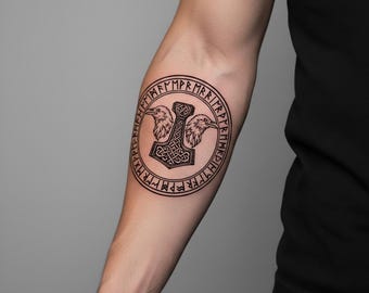 Diseño de tatuaje nórdico Mjölnir: círculo rúnico vikingo y cuervo. Arte de referencia para tatuajes. Descarga digital.