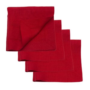Könnte beinhalten: Fünf rote Leinen-Servietten, die in einem Stapel gefaltet sind. Die Servietten sind tiefrot und haben eine weiche, strukturierte Oberfläche.