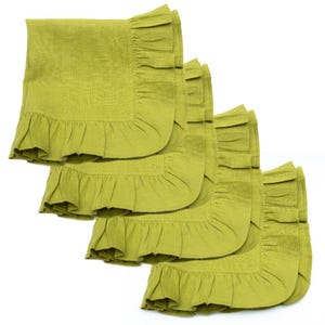 Può includere: Quattro tovaglioli di lino verde lime con bordi a balze. I tovaglioli sono di forma quadrata e hanno un aspetto strutturato. Le balze incorniciano i bordi dei tovaglioli, aggiungendo un tocco decorativo. I tovaglioli sono impilati, mostrando il loro design.