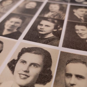Op de afbeelding: Zwart-witfoto's van mensen, gerangschikt in rijen. De foto's zijn in vintage stijl en tonen mensen van verschillende leeftijden en met verschillende uitdrukkingen.