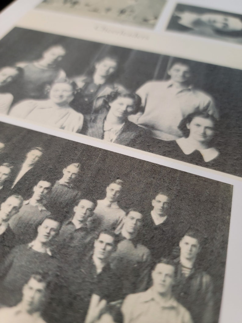 Op de afbeelding: Zwart-witfoto van een groep mensen, waarschijnlijk een klassenfoto. De mensen staan in rijen, met de langste achteraan en de kortste vooraan. De foto is licht wazig.