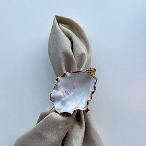 Boho Oyster Shell Napkin Rings – Coastal Wedding Table Decor – Wicker Napkin Holders with Real Seashell – Beach Party Decorations