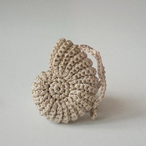 Mini Crochet Seashell Bag Charm – Beachy Keychain Accessory, Ocean-Inspired Purse Charm