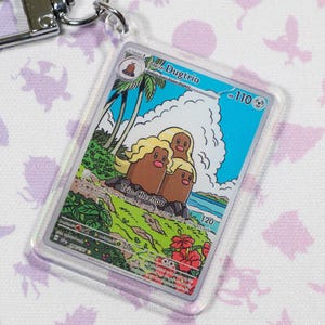 Llavero holográfico acrílico de carta Dugtrio 208/191 Alt Art Surging Sparks Pokémon TCG en miniatura