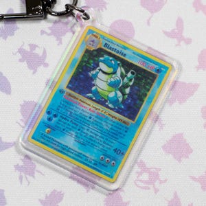 Llavero holográfico acrílico de carta Blastoise 2/102 1st Edition Pokémon TCG en miniatura