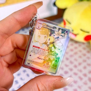 Porte-clés holographique en acrylique Pokémon TCG 164 Journey Together de Lillie Ribombee