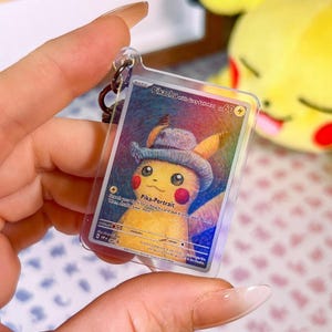 Llavero holográfico acrílico de carta Pikachu Van Gogh Pokémon TCG en miniatura