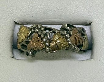 Anillo vintage Black Hills Gold con diseño de hoja de vid – Plata de ley, talla 7