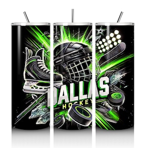 Puede incluir: Un vaso de Dallas Hockey negro y verde con pajita. El diseño presenta un patín de hockey, un casco, discos y las palabras "DALLAS HOCKEY" en blanco y verde. El fondo tiene rayas verdes y blancas.