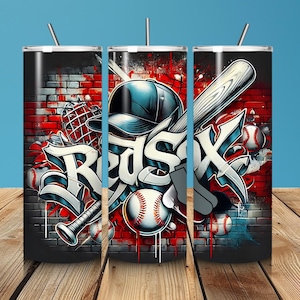 Pode incluir: Um copo de aço inoxidável com um design gráfico de um taco de beisebol, um boné de beisebol e a palavra "Red Sox" em um fundo de parede de tijolo. O design é em vermelho, azul, preto e branco.