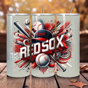 Może przedstawiać: Biały kubek ze stali nierdzewnej z kolorowym wzorem graficznym przedstawiającym piłki baseballowe, kije i napis "Red Sox".