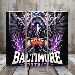 Puede incluir: Tres vasos de acero inoxidable con una ilustración de un cuervo sosteniendo un balón de fútbol. El cuervo tiene ojos morados, con rayos y las palabras "Baltimore Football" sobre un fondo negro. Cada vaso tiene una capacidad de aproximadamente 473 ml.
