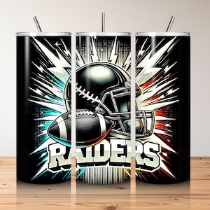 Könnte beinhalten: Drei schwarze und weiße Edelstahlbecher mit einer Grafik eines Footballhelms und eines Fußballs mit dem Wort "RAIDERS" in weißen Buchstaben.