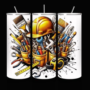 Puede incluir: Vaso blanco con un diseño temático de construcción. El diseño incluye un casco amarillo, varias herramientas como llaves, destornilladores y una cinta métrica, todo dispuesto en un cinturón de herramientas. El diseño está acentuado con salpicaduras de pintura negra.
