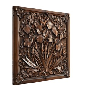 Op de afbeelding: Een houten wandpaneel met een gesneden ontwerp van irissen in een bruin frame.