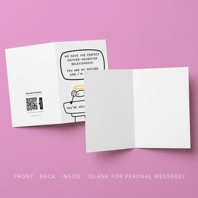 Peut inclure: Une carte de v&oelig;ux blanche avec une illustration de dessin anim&eacute; et du texte. La carte indique : &laquo; NOUS AVONS LA RELATION M&Egrave;RE-FILLE PARFAITE. TU ES MA M&Egrave;RE ET JE SUIS... TU ES BIEN ! &raquo; La carte est ouverte, r&eacute;v&eacute;lant un int&eacute;rieur vierge, avec un fond rose.