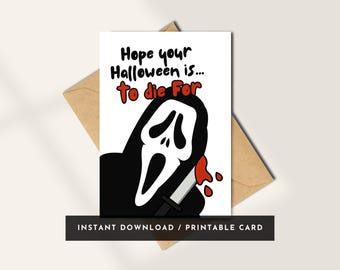 Könnte beinhalten: Eine weiße Grußkarte mit einer schwarz gekleideten Figur, die eine weiße Geistermaske trägt und ein silbernes Messer mit roten Blutstropfen hält. Der Text lautet, Hope your Halloween is... to die For. Die Karte liegt auf einem braunen Umschlag.