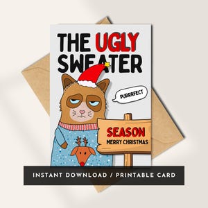 Puede incluir: Una tarjeta de Navidad con un gato gruñón con un gorro de Papá Noel y un suéter feo con un reno. La tarjeta dice "The Ugly Sweater Season Merry Christmas" y "Purrrfect". La tarjeta está en un sobre marrón.