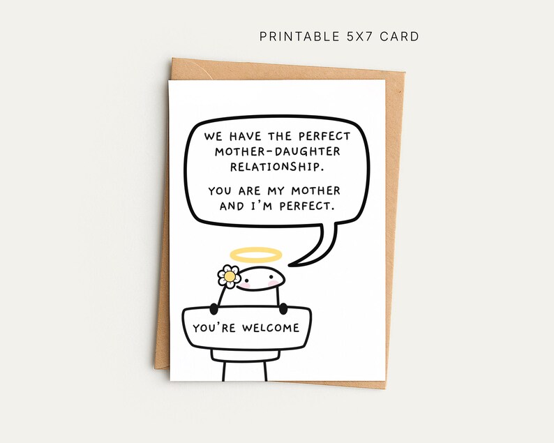 Peut inclure: Une carte imprimable 5x7 blanche avec une illustration de dessin anim&eacute; et une enveloppe marron. La carte pr&eacute;sente une bulle de dialogue avec du texte sur une relation m&egrave;re-fille et un personnage tenant un panneau indiquant "You're Welcome".