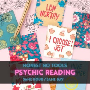 Könnte beinhalten: Eine Ansammlung farbenfroher quadratischer Karten mit handgeschriebenem Text und floralen Designs. Eine Karte zeigt "LON WORTHY" in Gelb, eine andere "I CHOOSE!" in Rot. Das Bild enthält auch eine Schmetterlingsillustration und den Text "PSYCHIC READING".