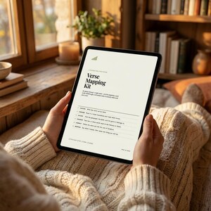 Puede incluir: Una tableta que muestra un kit digital de mapeo de vers&iacute;culos con texto negro sobre fondo crema. La pantalla enumera pasos como Capture, Compare, Outline, Exegete, Connect y Respond, con el t&iacute;tulo Verse Mapping Kit en la parte superior.