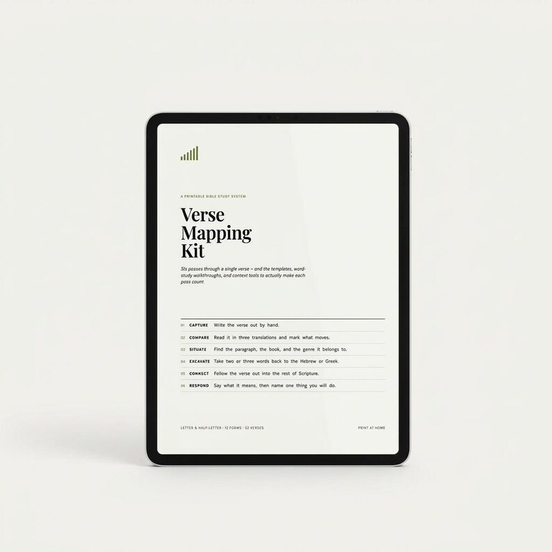 Puede incluir: Una tableta digital que muestra un kit de mapeo de vers&iacute;culos con fondo blanco y texto negro. La pantalla enumera seis pasos: Capture, Compare, Situate, Excavate, Connect, Respond, junto con el texto Letter & Half-Letter, 10 Forms, 52 Verses.