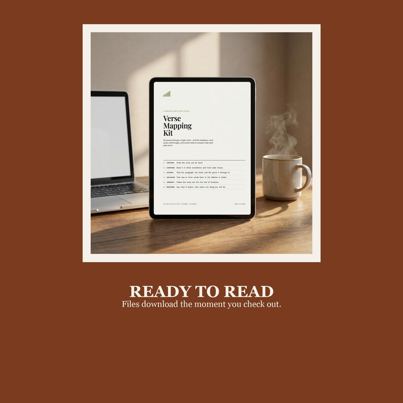 Puede incluir: Una tableta digital que muestra un kit de mapeo de vers&iacute;culos con texto negro sobre una pantalla blanca, colocada junto a una computadora port&aacute;til y una taza de cer&aacute;mica humeante. La pantalla enumera pasos para el estudio b&iacute;blico.