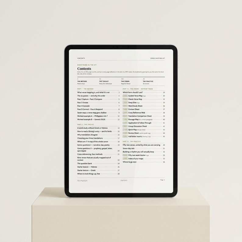 Puede incluir: Una tableta digital que muestra una p&aacute;gina de &iacute;ndice para un kit de mapeo de vers&iacute;culos. El texto enumera secciones que incluyen The Methods, The Toolkit, The Forms y The Practice, con n&uacute;meros de p&aacute;gina correspondientes y subtemas detallados.