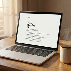 Puede incluir: Una pantalla de port&aacute;til plateada muestra una gu&iacute;a digital Verse Mapping Kit con texto negro sobre fondo blanco. El texto describe pasos que incluyen Capture, Compare, Define, Examine, Connect y Respond para estudiar vers&iacute;culos.