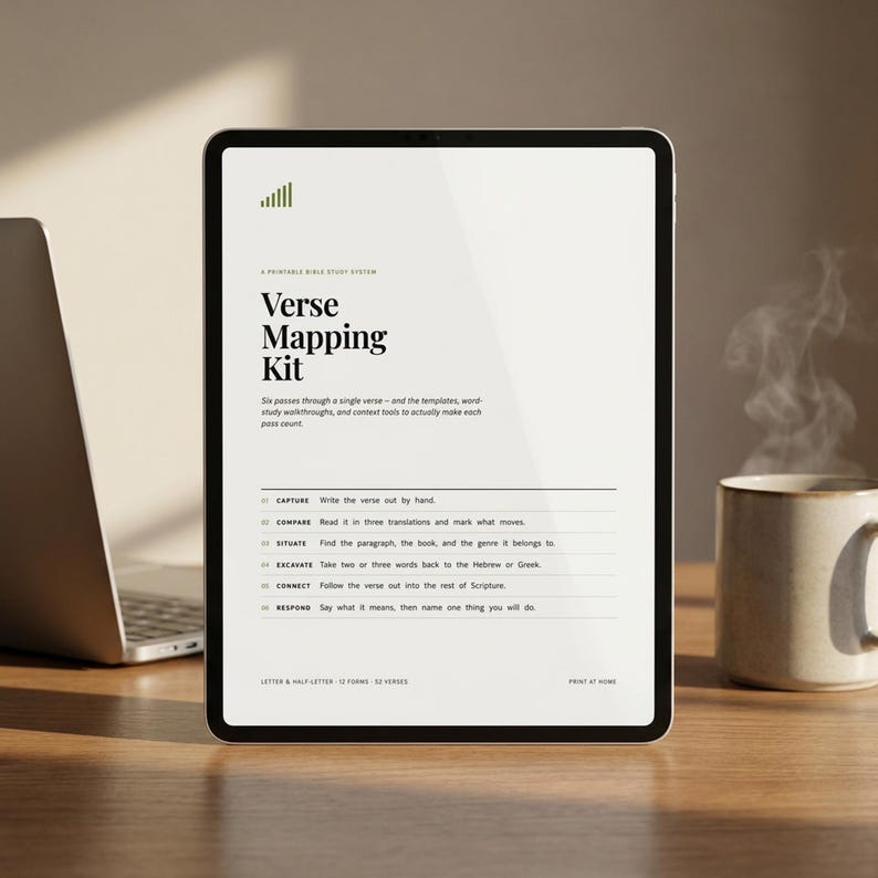 Puede incluir: Una pantalla de tableta digital que muestra un sistema de estudio b&iacute;blico imprimible Verse Mapping Kit. El texto describe seis pasos: Capture, Compare, Situate, Excavate, Connect y Respond, con instrucciones para cada paso de un vers&iacute;culo.