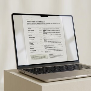 Puede incluir: Un port&aacute;til plateado que muestra un documento titulado Which form should I use? La pantalla presenta una tabla con varios formularios de estudio, su n&uacute;mero de p&aacute;ginas, tiempo requerido e instrucciones, con texto negro sobre fondo blanco.