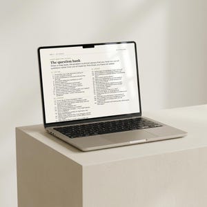 Puede incluir: Un port&aacute;til plateado con teclado negro muestra un documento titulado The question bank, que contiene una lista de preguntas numeradas que comienza con 17. Is the main verb, and who is doing it? El texto aparece en negro sobre un fondo blanco.