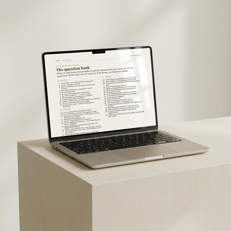 Puede incluir: Un port&aacute;til plateado con teclado negro muestra un documento titulado The question bank, que contiene una lista de preguntas numeradas que comienza con 17. Is the main verb, and who is doing it? El texto aparece en negro sobre un fondo blanco.