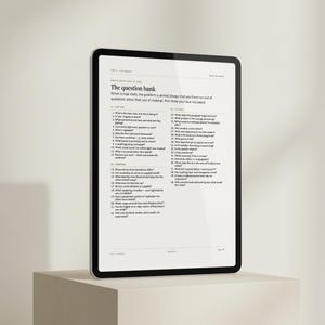 Puede incluir: Una tableta digital que muestra una p&aacute;gina titulada The question bank, con cuarenta preguntas numeradas bajo encabezados como Capture, Compare e Isolate. El texto es negro sobre fondo blanco, presentado en un dise&ntilde;o limpio y claro.