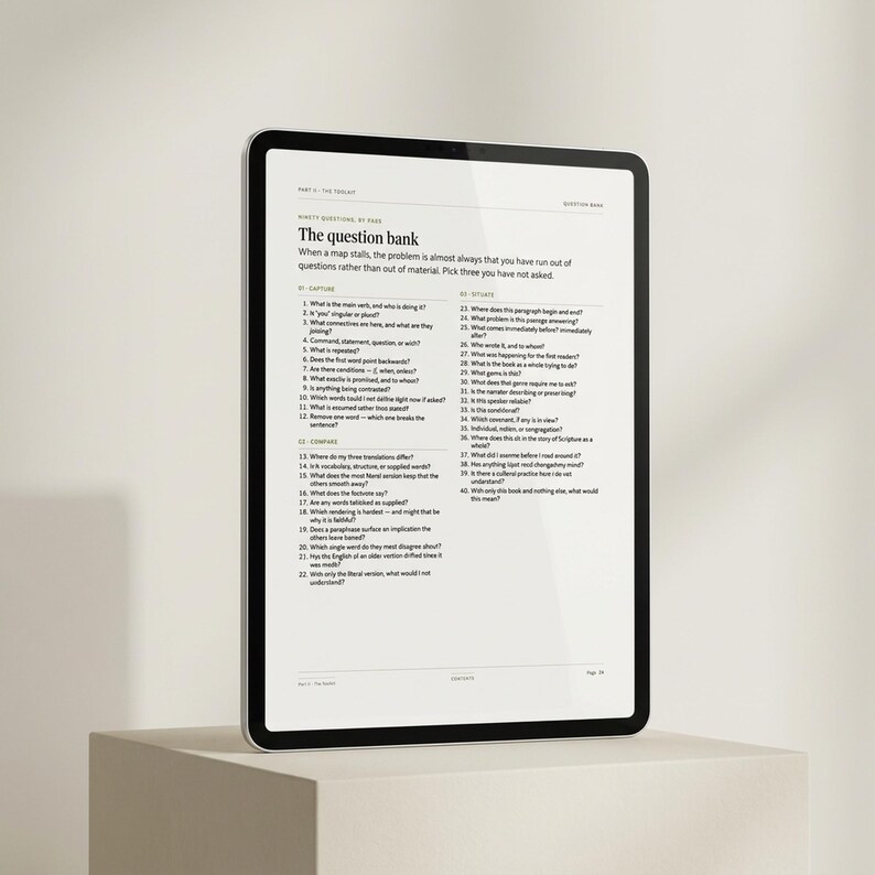 Puede incluir: Una tableta digital que muestra una p&aacute;gina titulada The question bank, con cuarenta preguntas numeradas bajo encabezados como Capture, Compare e Isolate. El texto es negro sobre fondo blanco, presentado en un dise&ntilde;o limpio y claro.
