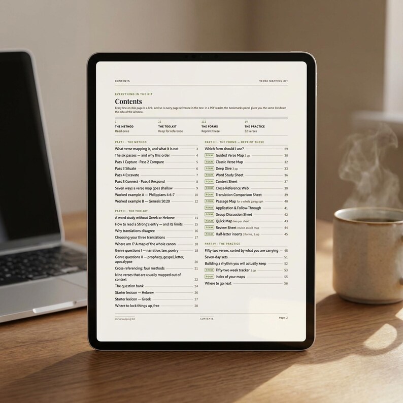 Puede incluir: Una tableta digital que muestra una p&aacute;gina de &iacute;ndice titulada Verse Mapping Kit. El documento enumera secciones que incluyen The Method, The Toolkit, The Forms y The Practice, con subt&iacute;tulos y n&uacute;meros de p&aacute;gina detallados visibles en la pantalla.