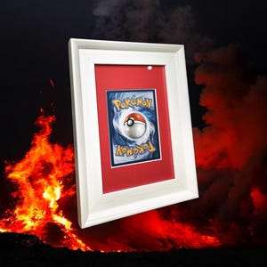 Marco de exhibición de cartas Pokémon blancas con soporte de color personalizado (8 opciones de color) - Frente de vidrio TCG