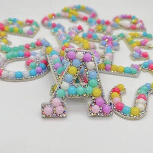 Adesivo de letras macaron pérola strass pano remendo, remendo DIY adequado para roupas, bolsas, chapéus, calças acessórios