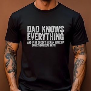 Peut inclure: T-shirt noir avec un texte blanc qui dit "Dad Knows Everything and if he doesn't he can make up something real fast!"