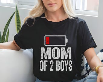 Maglietta "Mamma di 2 ragazzi con la batteria scarica" / Maglietta divertente per mamme stanche / Regalo per la festa della mamma / Umorismo sulla vita da mamma / Regalo di compleanno per la mamma / Design personalizzabile