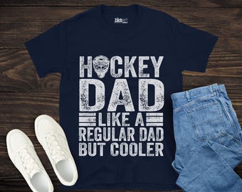 Camiseta para papás de hockey: un papá normal pero más guay, camiseta divertida para padres de hockey, regalo para papás de hockey sobre hielo, camiseta guay para papás de hockey sobre hielo, camiseta para papás de hockey