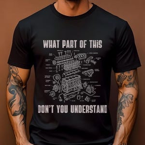 Puede incluir: Una camiseta negra con un estampado gráfico blanco de una vista explosionada de un motor de combustión interna con varios componentes etiquetados. El texto "WHAT PART OF THIS" aparece arriba y "DON'T YOU UNDERSTAND" abajo.