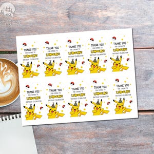 Pu&ograve; includere: Un foglio di 10 etichette di ringraziamento per i favori con un Pikachu dei cartoni animati che indossa un cappello da festa. Le etichette sono bianche con accenti gialli, rossi e neri. Il testo sulle etichette dice "Grazie per essere venuto alla festa di compleanno di Lincoln."