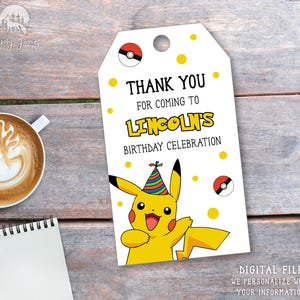 Pu&ograve; includere: Un'etichetta di ringraziamento bianca con un personaggio di cartone animato Pikachu giallo che indossa un cappello da festa. L'etichetta dice "Grazie per essere venuto alla festa di compleanno di Lincoln".
