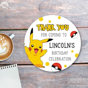 Puede incluir: Pegatina redonda de agradecimiento con un personaje de dibujos animados Pikachu amarillo, una Pokébola roja y blanca y el texto "Gracias por venir a la celebración del cumpleaños de Lincoln".