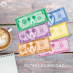 Puede incluir: Una colección de seis billetes rectangulares de Disney Dollars en varios colores, incluyendo verde, azul, amarillo, morado, naranja y rosa. Cada billete presenta un retrato central de Mickey Mouse, valores numéricos y el texto Magical Reserve Note.
