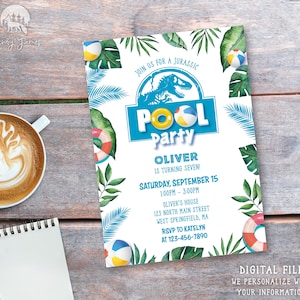 Peut inclure: Une invitation à une fête de piscine bleue et blanche avec un dinosaure et un flotteur de piscine. Le texte indique "Rejoignez-nous pour une fête de piscine Jurassic, Oliver a sept ans ! Samedi 15 septembre, 13h00 - 15h00, Maison d'Oliver, 123 North Main Street, West Springfield, MA, RSVP à Katelyn au 123-456-7890".