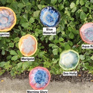 Estación de agua de cerámica artesanal para polinizadores: Charca decorativa para jardín con diseño de abejas y mariposas, ideal para la hidratación al aire libre.